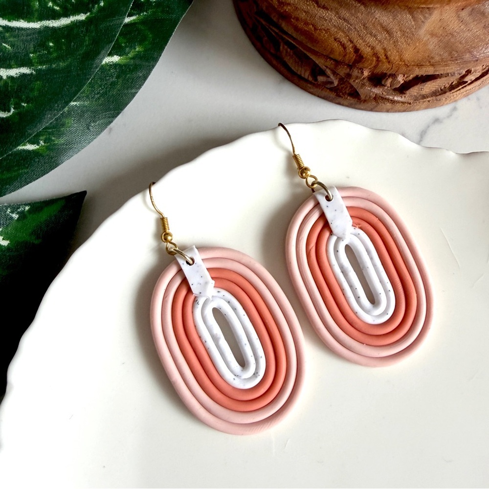 3/$22🩶 Coral Peach White Ombré Striped Oval Polymer Clay Earrings PREOWNED Boho